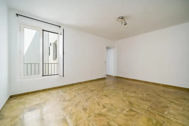 Piso en venta en Carrer Pilar Montaner — photo 1