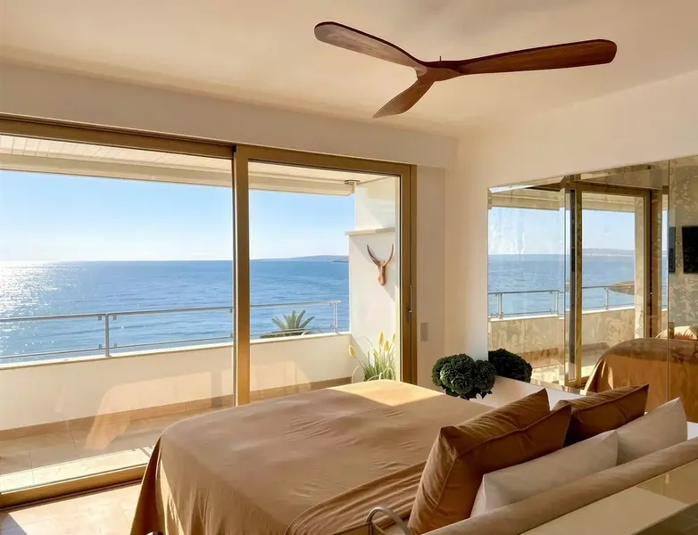At the top of the Portixol coast, in a privileged first line of the sea, this impressive apartment is located on the 4th floor of a — photo 3