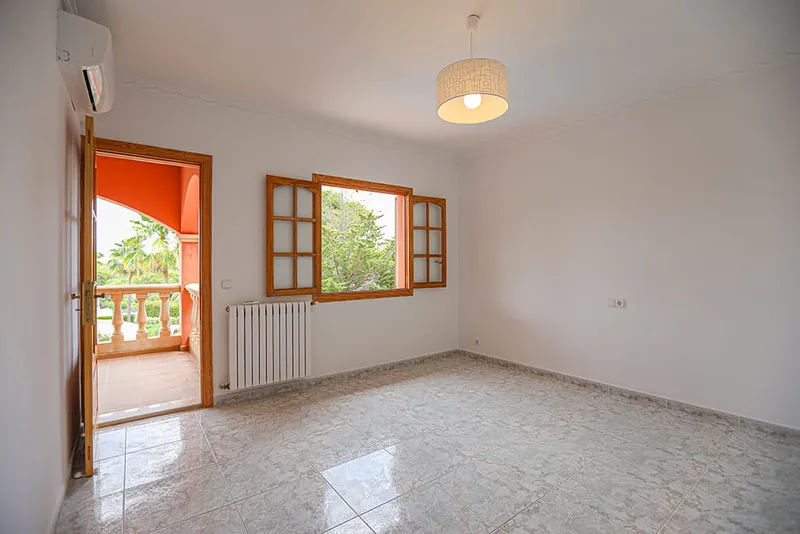Lovely villa with garden and pool in a prestigious location in Santa Ponsa — photo 5