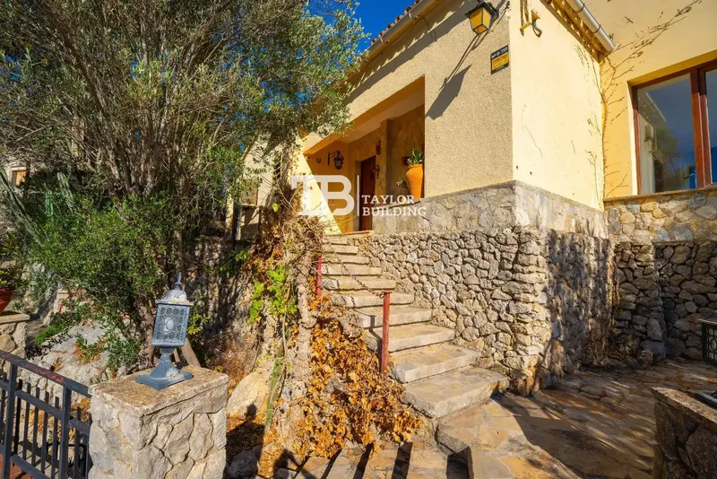 Property for sale in Puigpunyent, Galilea area, Balearic Islands. Opportunity offered by Taylor Building. Good condition — photo 4