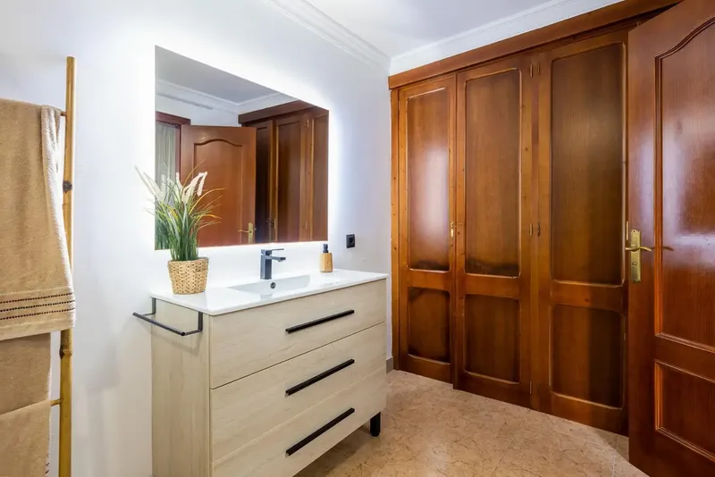 En una de las zonas más consolidadas de El Arenal, se encuentra esta amplia vivienda en planta baja, una propiedad con mucho potencial tanto — photo 6