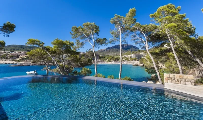Holiday and seasonal rental: Villa with sea access in Camp de Mar — photo 1