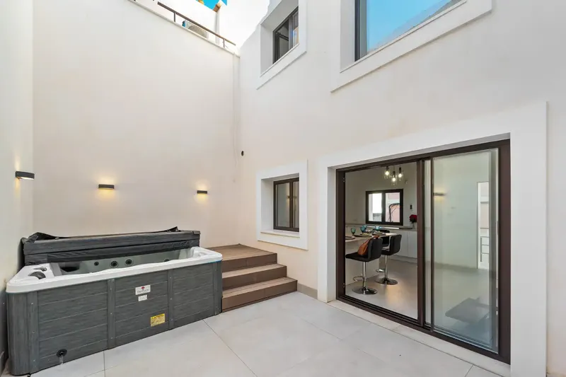 For sale: this newly built modern-style house with high-quality materials — photo 1