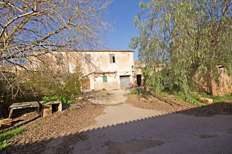 Campos, a finca with many outbuildings in need of renovation F02952 — photo 1