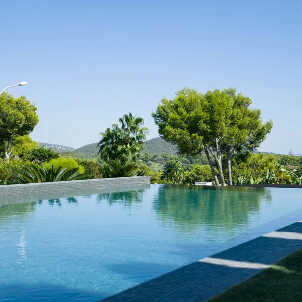 Designvilla mit Dachterrasse, zwei Pools und weitem Panoramablick — photo 2