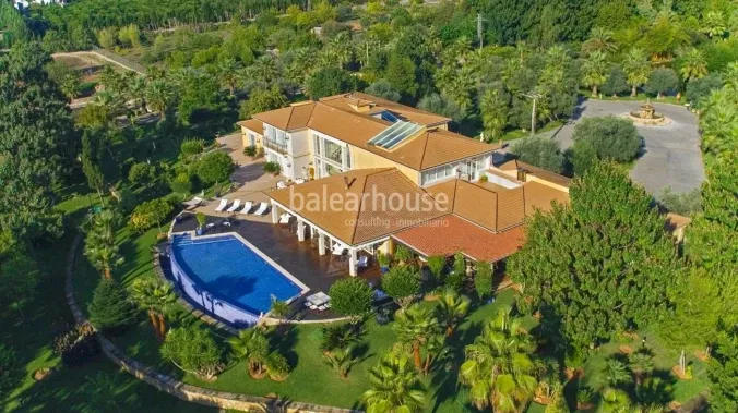 Impressive villa with noble architecture on a large plot of land surrounded by the green landscape. — photo 1