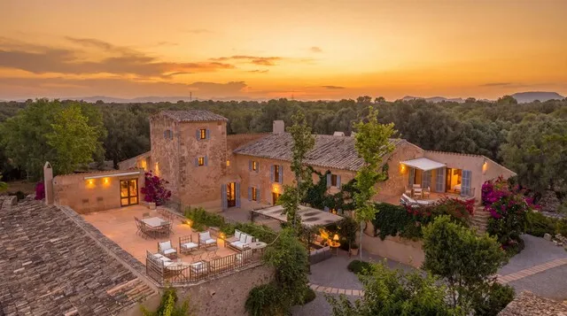 Historic possession near Es Trenc with extensive land ownership — photo 1