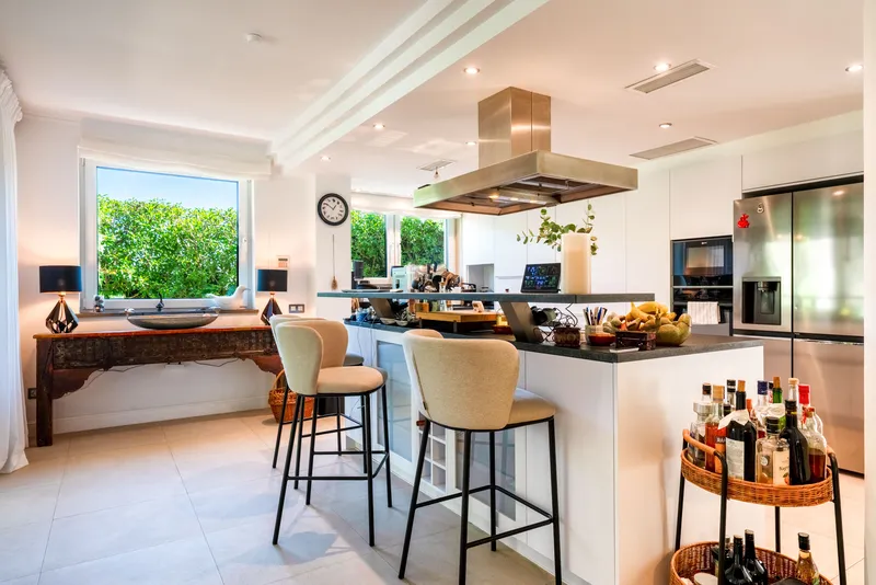 Stylish family villa with pool and garden in a quiet location — photo 7
