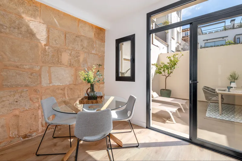 Apartment with large patio and high ceilings near Santa Catalina market — photo 2