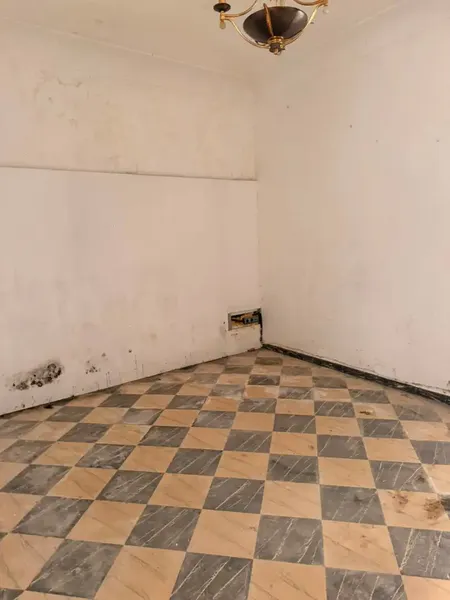 Two-storey house in Inca with several rooms and bathroom. Needs full renovation. Price €280,000. — photo 11