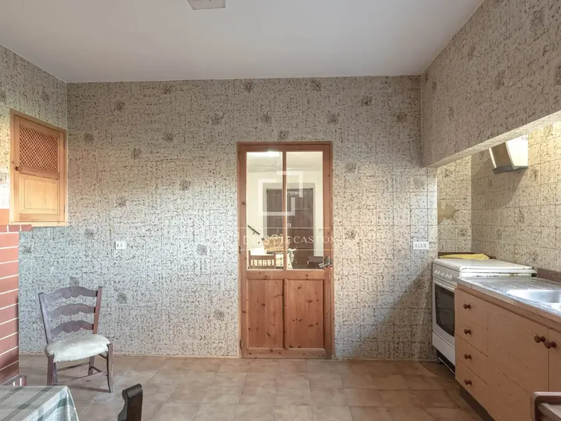 Spacious traditional Mallorcan country house for renovation, distributed over two floors, with several rooms, several small bathrooms, kitchen — photo 6