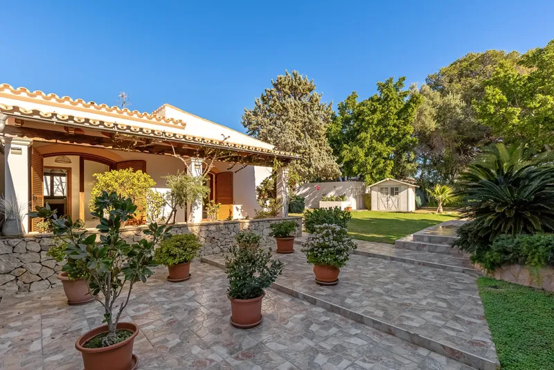 Villa in Palmanova - Landscaped garden with pool — photo 2
