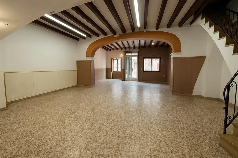 We present this magnificent village house located in the heart of Mancor de la Vall, an emblematic building that extends over — photo 2