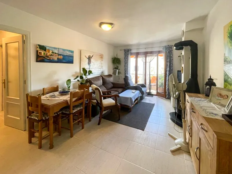 Sunny 2-bedroom apartment with private parking — photo 3