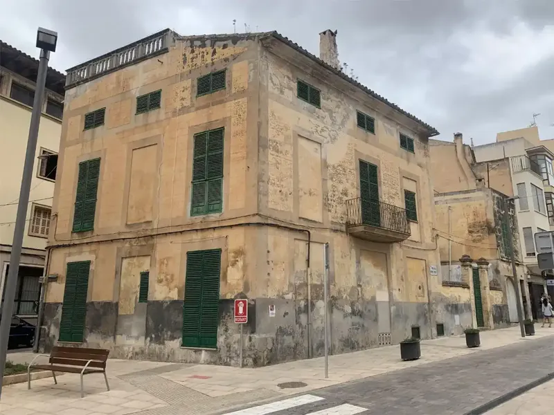 Casa tradicional mallorquina en una ubicación inmejorable en el centro de Manacor. Con tres fachadas, toda la casa es exterior lo que le da  — photo 1