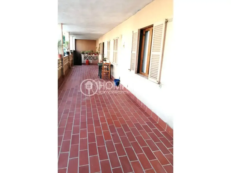 Discover this wonderful 418 m² townhouse in the quiet area of Ses Cadenes. It is distributed over three floors, ideal for a large family or investors seeking immediate profitability and expansion potential. — photo 6