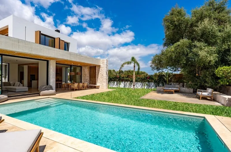 Detached modern villa within walking distance to the beach in Cala Llombards — photo 1