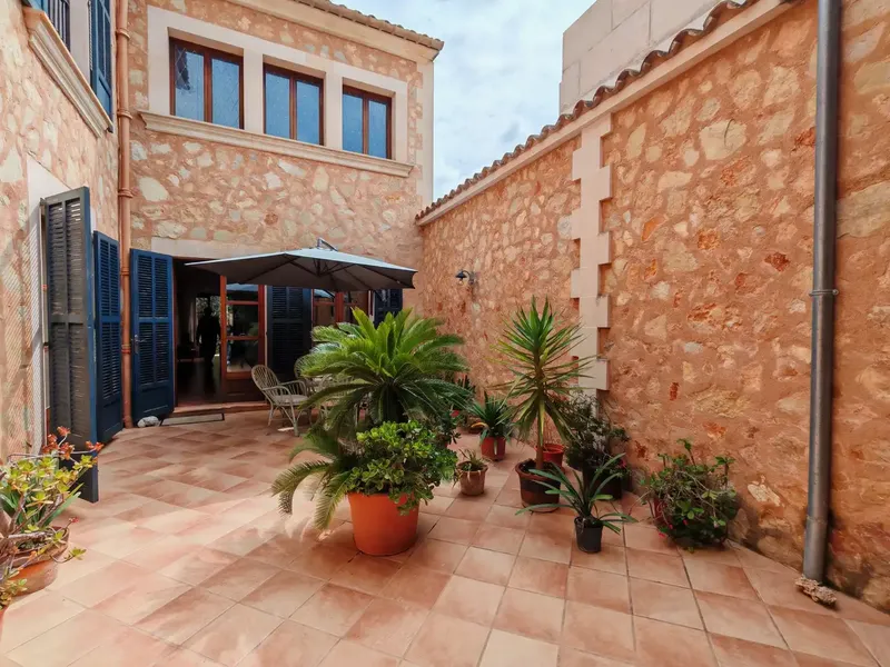 Historic village house with guest apartment, interior patio with fountain and authorized pool project — photo 6