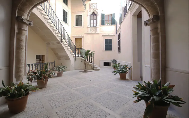 Elegant and representative, luxury apartment with 3 bedrooms and a garage. La Calatrava. — photo 1