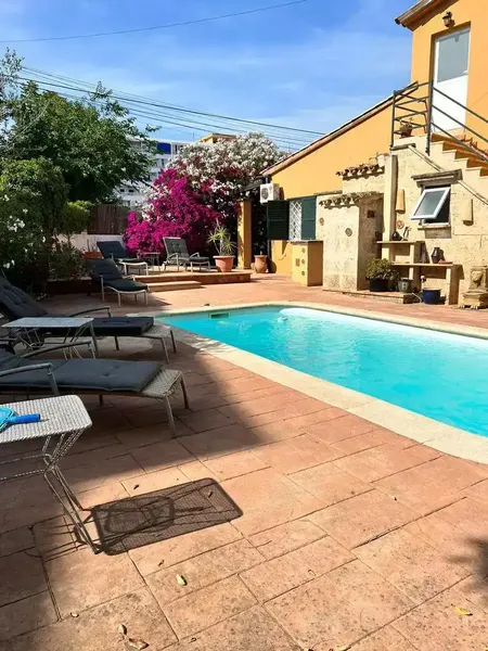 Excelente chalet en magnífica zona de Son Caliu, un gran Jardin y cuenta con una planta baja muy cómoda con dormirorios y sala de estar, ent — photo 2