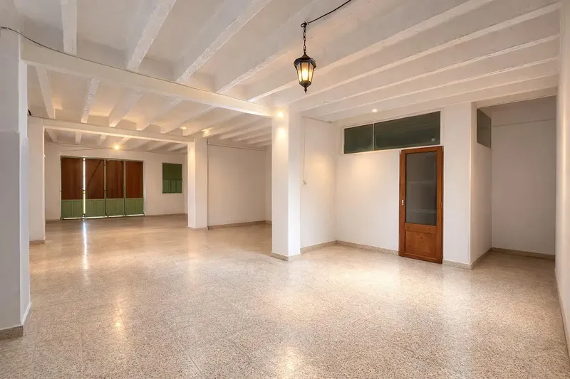 We present a magnificent opportunity to acquire a character house in the heart of Inca. — photo 4
