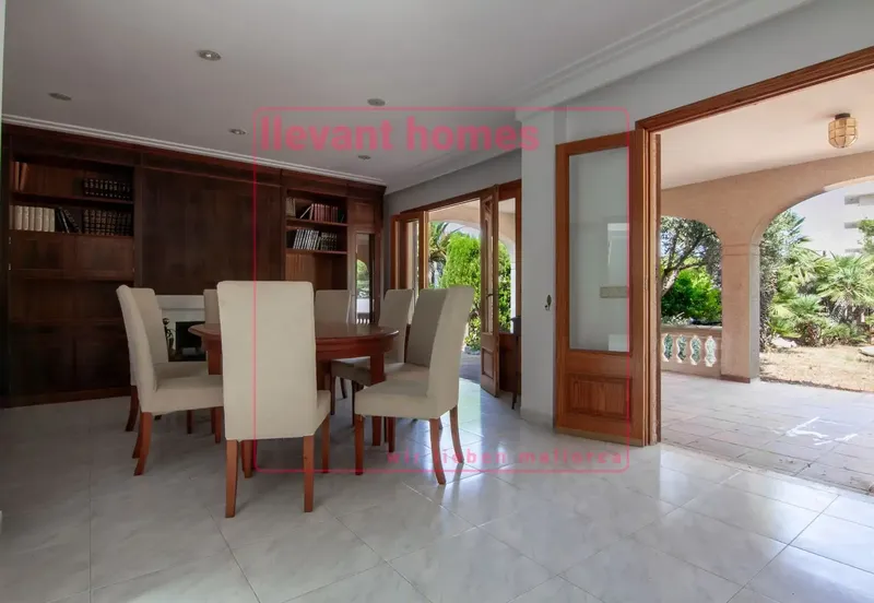 Discover your new home in the exclusive Son Floriana urbanization in Cala Bona! This impressive detached house, located in a — photo 4