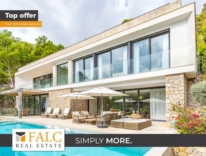 This elegant villa in Genova is located in a coveted area of Palma, a short drive from the city center, and impresses with — photo 1