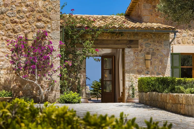 Vacation rental: Villa with sea and mountain views — photo 2