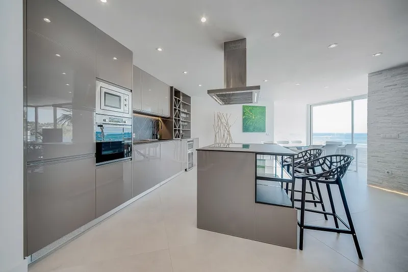 Renovated luxury apartment in 1st sea line with fantastic panoramic sea view — photo 5
