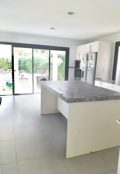 Preciosa villa de 186m2 construidos en un increíble terreno de 2.000m2. La finca se distribuye en un amplio salón comedor con chimenea con a — photo 11