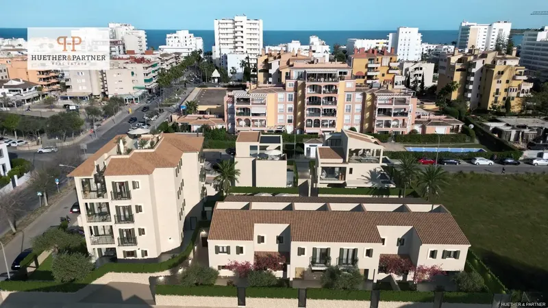 This elegant townhouse is part of a modern new construction project in the heart of Cala Millor, ideal for those seeking — photo 1
