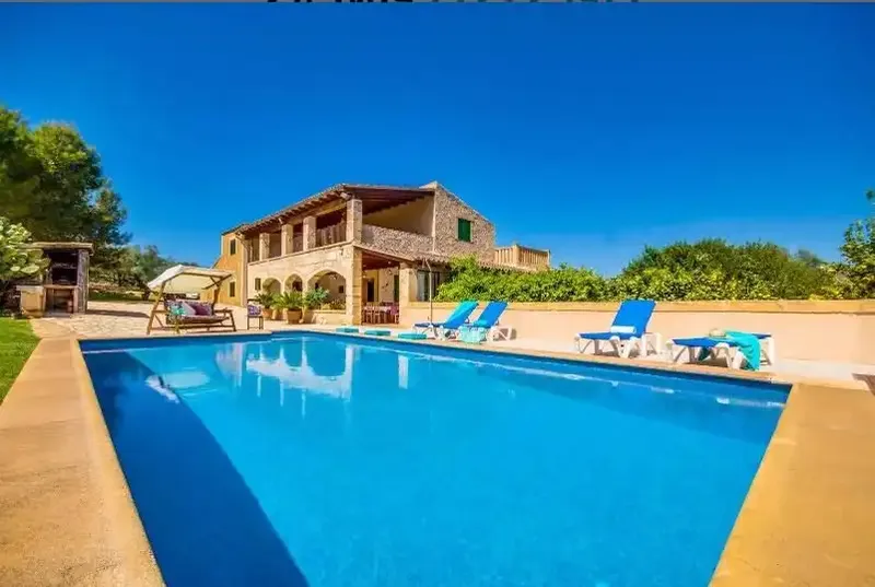 Spectacular property for sale, located in a dreamlike and isolated enclave on a plot of almost 20 hectares between Manacor and Petra. — photo 1