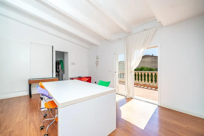 Amplia vivienda unifamiliar con piscina, jardín, placas solares y garaje doble en Pla de na Tesa — photo 11