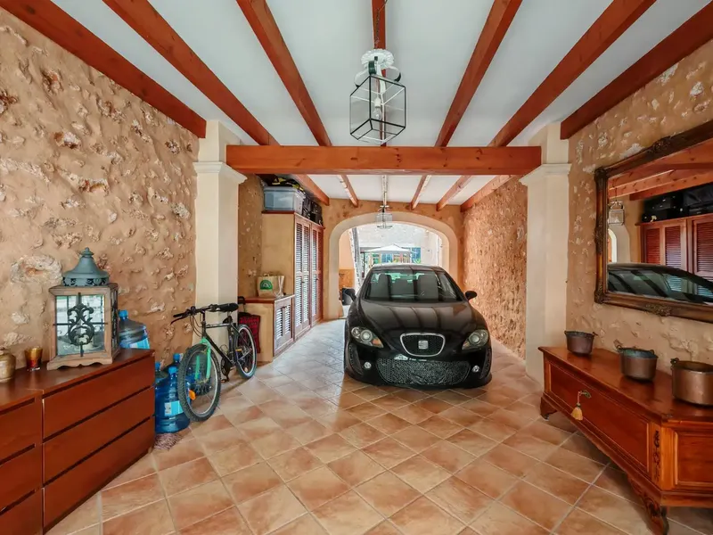 Historic village house with guest apartment, interior patio with fountain and authorized pool project — photo 4