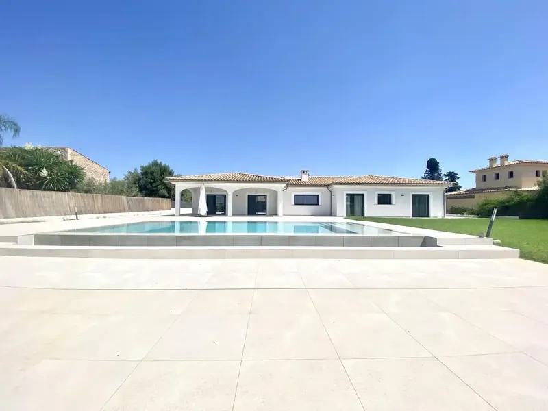 Cherryhouse Invest presents this spectacular high-end villa located in the prestigious private urbanization of Sa Planera, one of the — photo 3