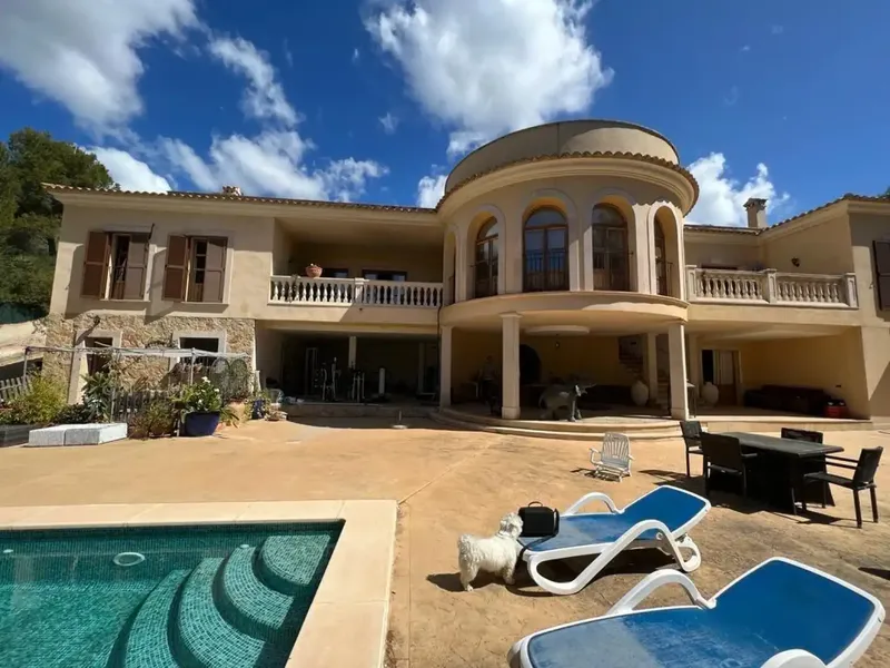 Welcome to this unique chalet in Peguera, perfectly adapted for families, couples and investors. The imposing entrance and the spacious living room — photo 6
