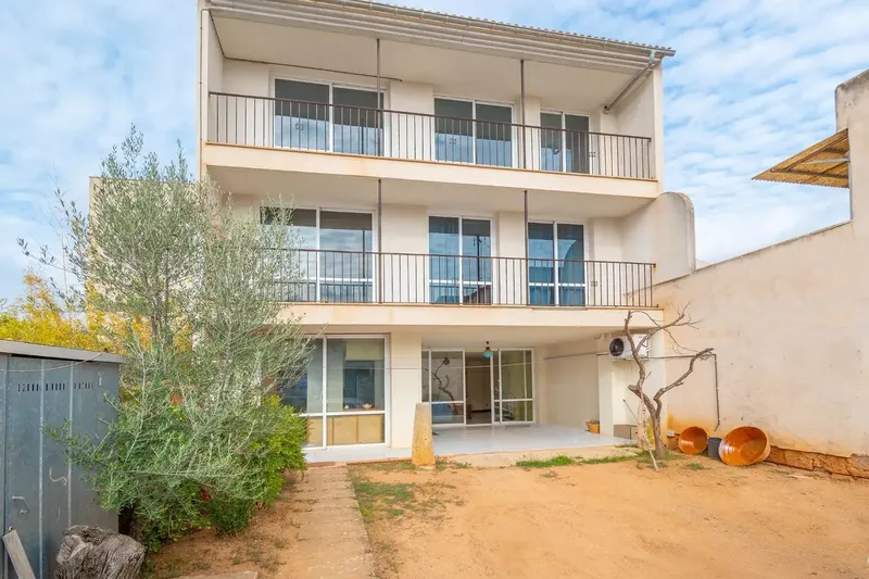 Two-storey village house in the town centre with patio, terrace and parking — photo 2