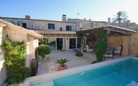 Charming rustic attached house situated on the edge of the historical village of Santa Margalida Village – For Rent — photo 1
