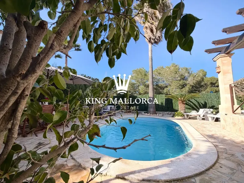We offer a wonderful semi-detached villa with 3 bedrooms, 2 bathrooms, private pool, parking and large garden. — photo 5