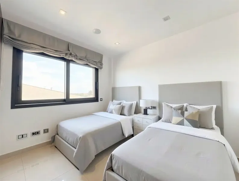 This exclusive chalet is located in a privileged location of Palma de Mallorca in Ciutat Jardí on a large plot with pool, terrace — photo 7
