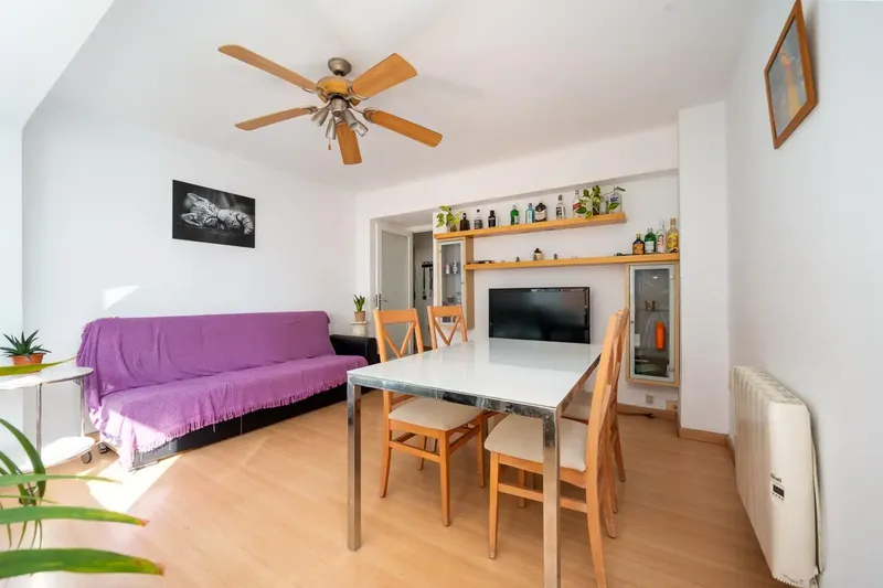 Discover this excellent opportunity to acquire a flat in Palma de Mallorca. Located on a fourth floor without a lift, this property has — photo 8