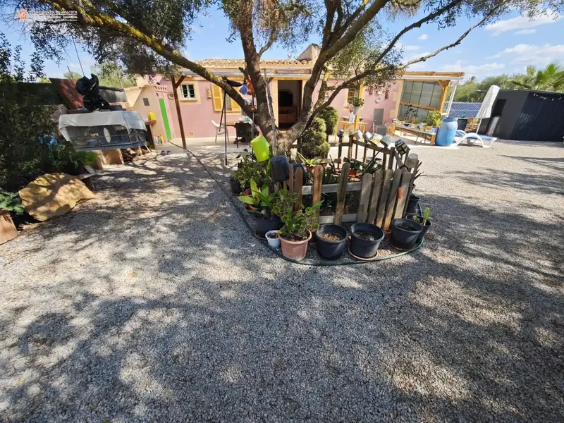 In the heart of southern Mallorca, just 8 km from the beaches of Es Trenc, Ses Covetes and Sa Ràpita, this rustic finca is located — photo 1