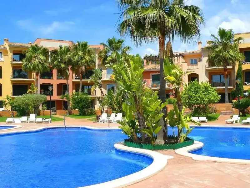Apartamento privado en una zona tranquila y muy solicitada, a pocos metros del centro de Santa Ponsa. En la segunda planta, con balcón priva — photo 1