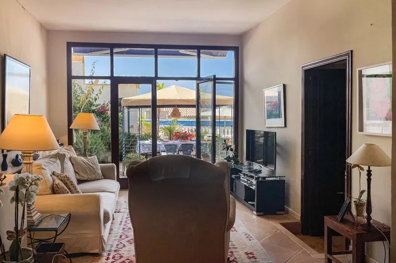 Spacious townhouse with lovingly preserved vintage elements, large terrace with castle and distant views — photo 6