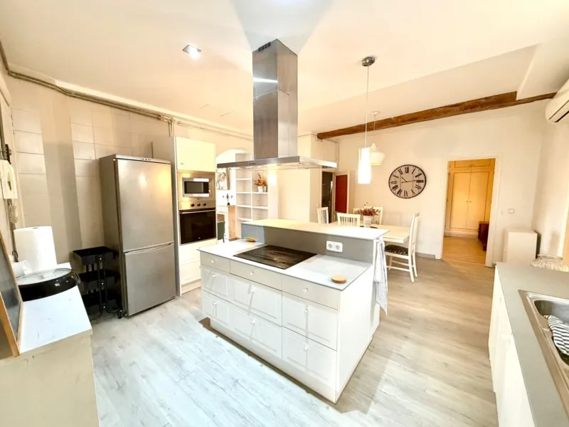 180 sqm Old Town apartment: four bedrooms, original tiles and beams, private terrace — photo 2