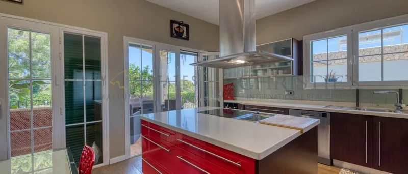 Well-kept villa in Cala Vinyas with partial sea views near the beach — photo 6