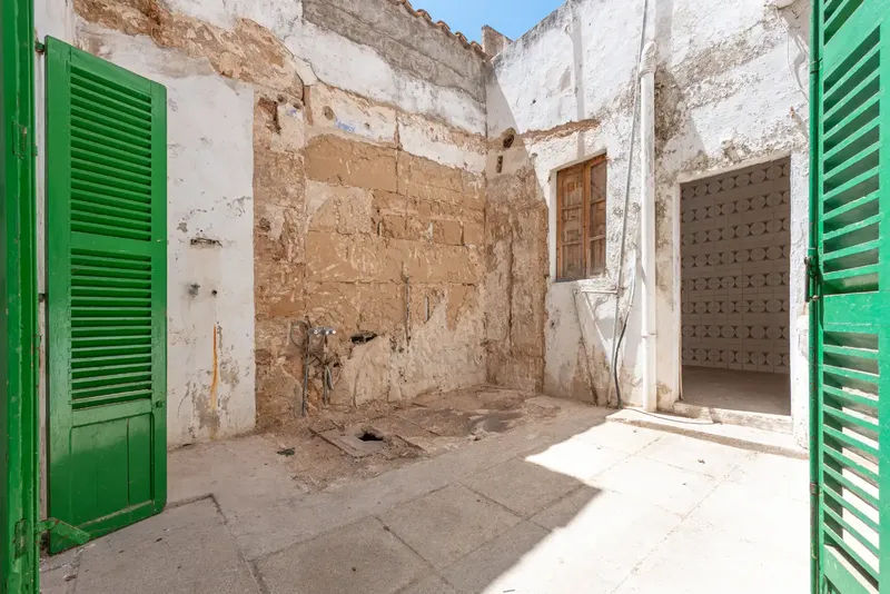 An excellent opportunity to acquire a traditional Majorcan village house in the heart of the old town of Alcúdia, just steps from its — photo 2