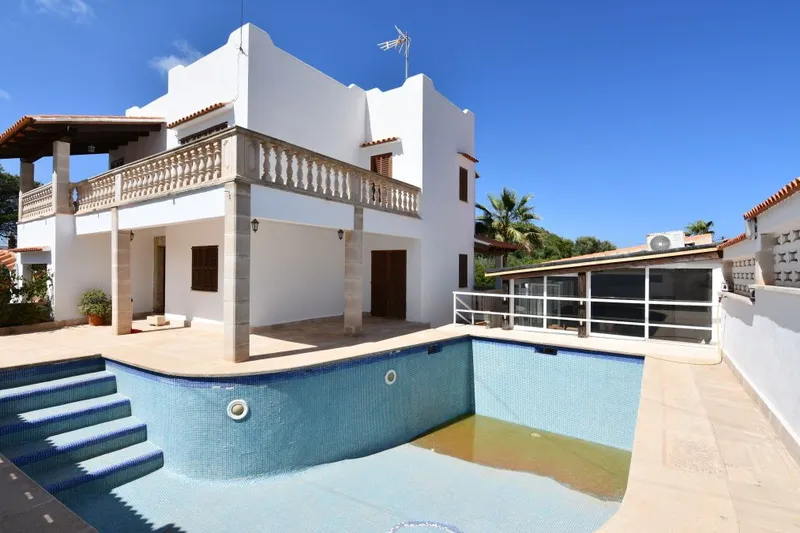 Villa with a lot of potential in a very good location in Cala Llombards — photo 3