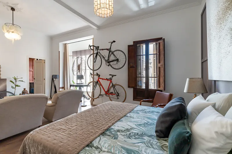 Historic Two-bedroom Apartment with Big Balcony in Lively Arxiduc Neighbourhood — photo 12
