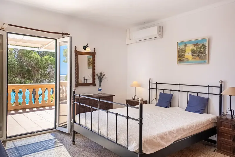 This villa with fantastic sea views in a privileged location in Cala Mesquida combines Mediterranean charm, spacious living and — photo 5